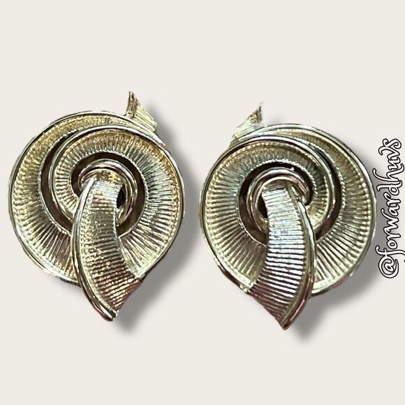 Vintage Lisner Gold-Tone Non-Pierced Earrings - Picture 1 of 9